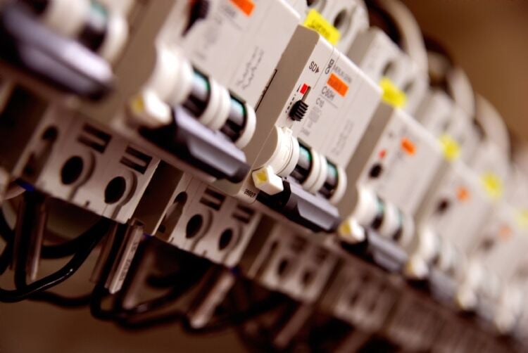 Şalt Malzemeler Nedir? Elektrik Sistemlerindeki Görevleri ve Önemi